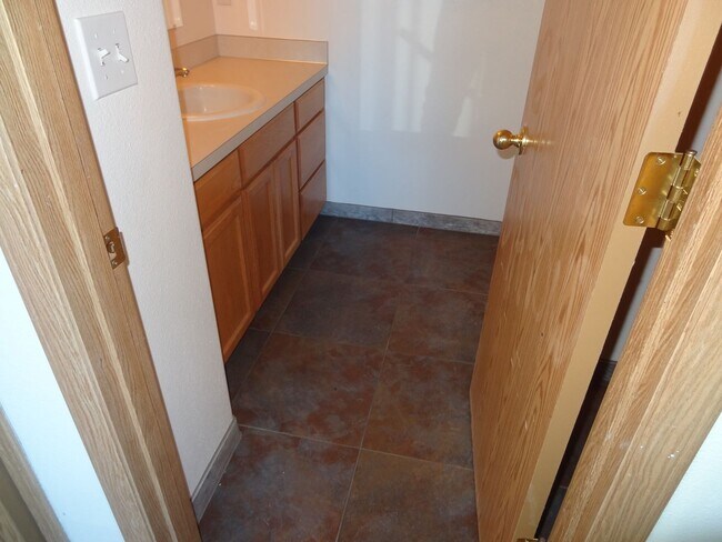 Building Photo - Sulbri04-102/104/106 Rice LN