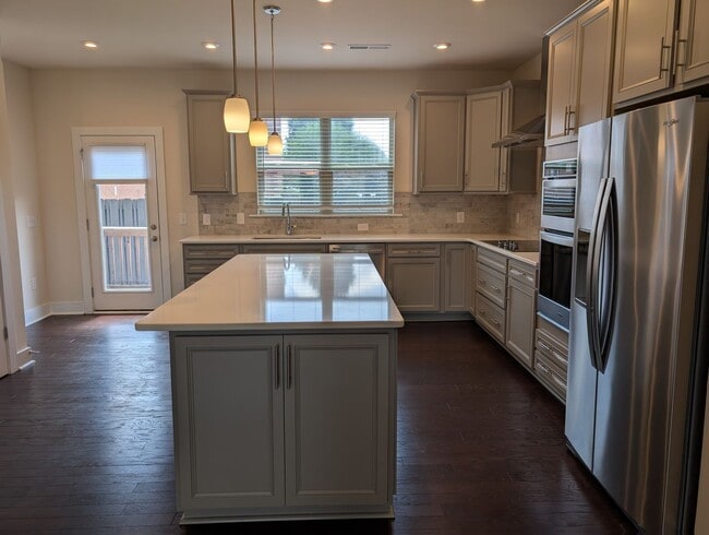 Building Photo - Georgeous townhome located in the Central ...