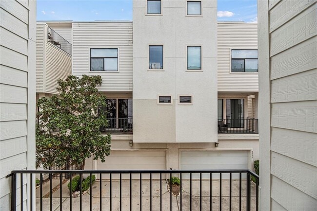 Building Photo - 711 St Charles St