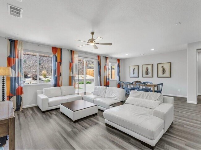 Building Photo - Charming 4 Bedroom Newer South Reno Home