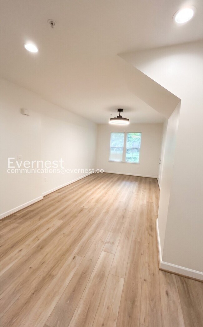 Building Photo - 1 Bed/1 Bath Condo with Community Amenities / Pet-Friendly / Available Now!