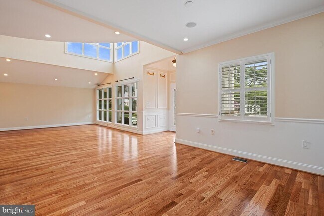 Building Photo - 5905 Lone Oak Dr