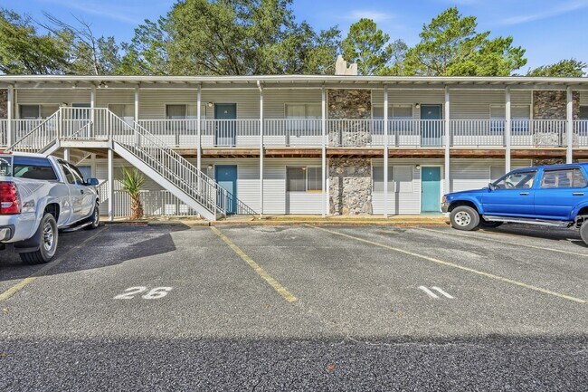 Building Photo - Charming 2 Bedroom Condo with Community Pool!