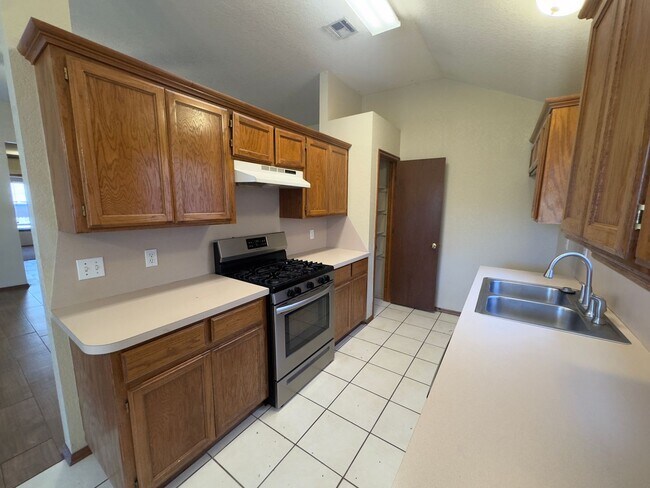 Building Photo - Charming Home in Stonepoint!