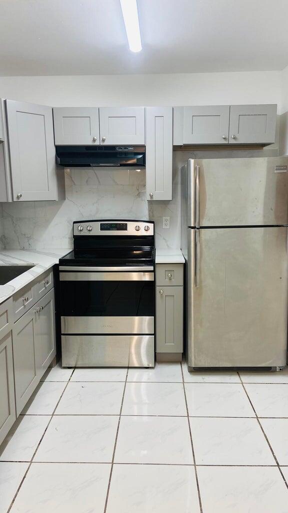 Building Photo - 600 Village Green Ct