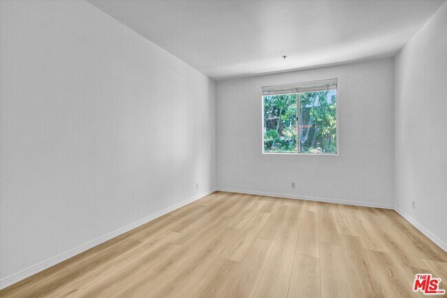 Building Photo - 2222 Beachwood Dr