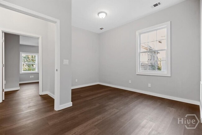 Building Photo - 318 E Waldburg St