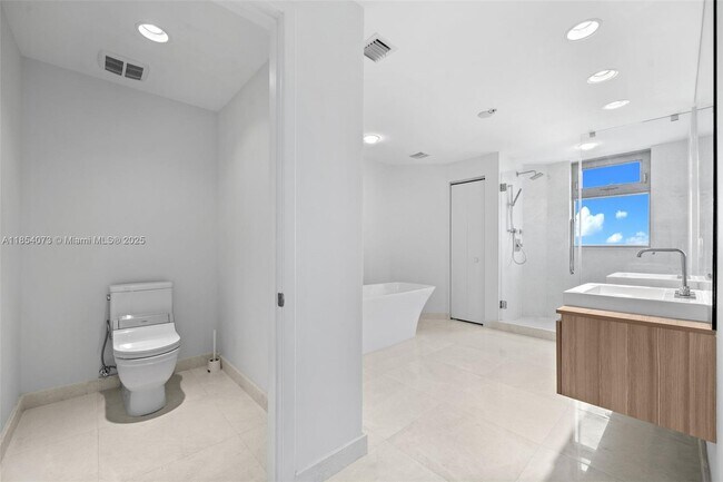 Building Photo - 17301 Biscayne Blvd