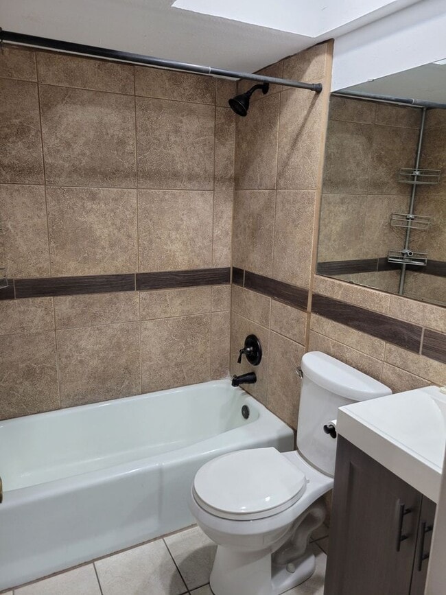 Building Photo - 3 bed 1 bath Townhouse