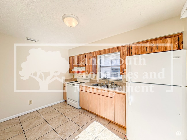 Building Photo - 5859 Charlton Dr