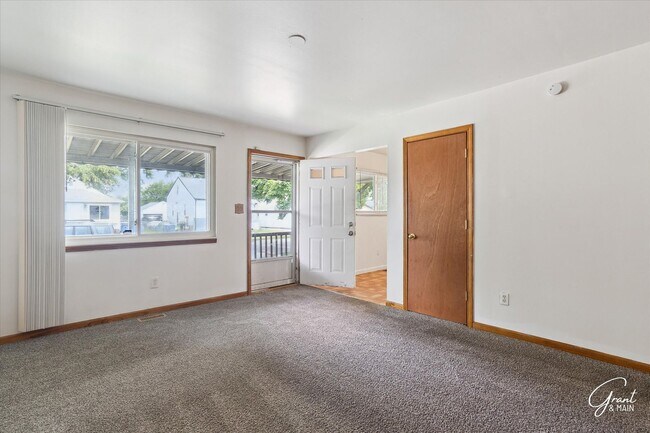 Building Photo - 3 bedroom ranch $1250 - Lease Special