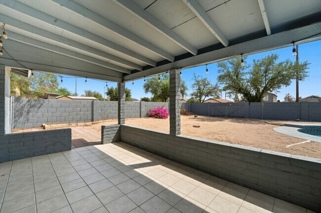 Building Photo - Beautiful Glendale Home With Pool!