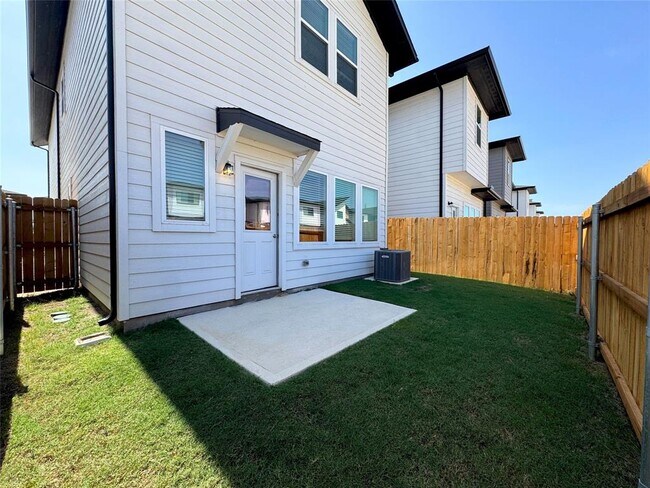 Building Photo - 33106 Oak Hts Pl