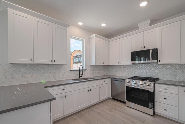 Building Photo - 1350 W 24th St