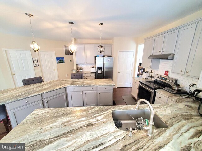 Building Photo - 20960 Capilano Ct