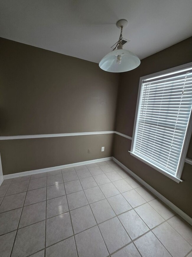 Building Photo - 2 BR Townhome!