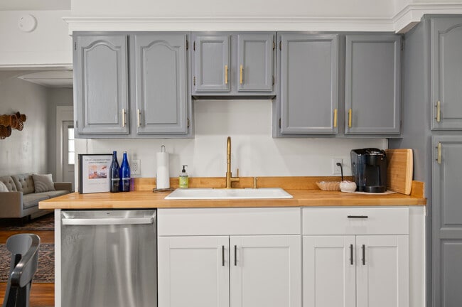 Building Photo - 125 W Circular St