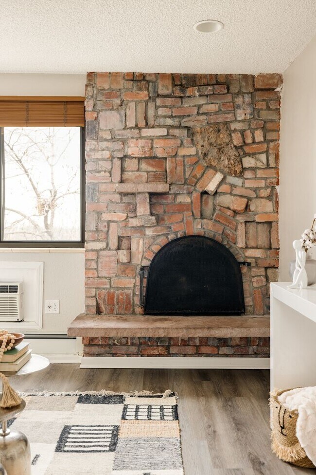 Building Photo - Top-Floor 2BD, 1BA Cap Hill Condo with Par...