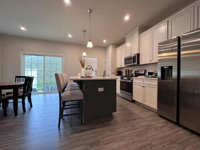 Building Photo - 217 Stonehurst Dr