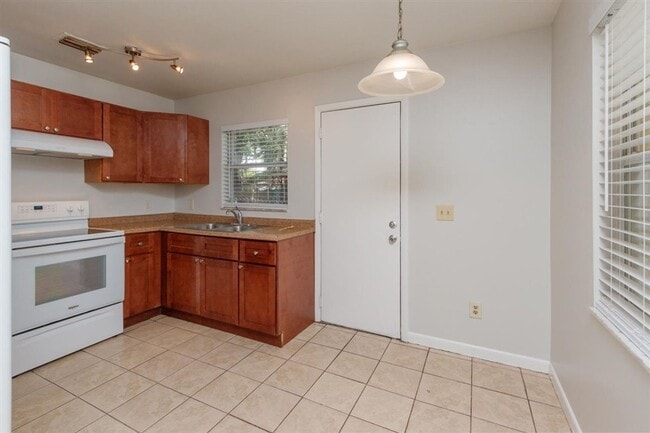 Building Photo - 1/2 Duplex, Historic Longwood area