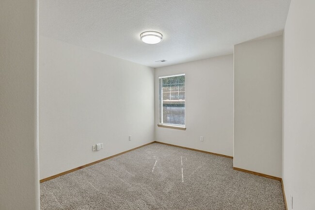 Building Photo - Great 2 story Townhome with Garage!