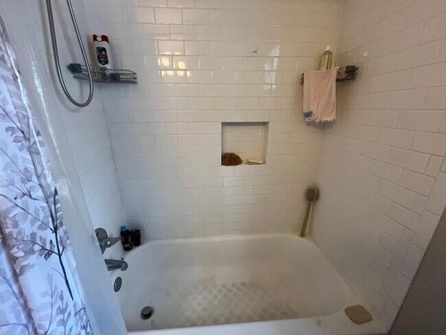 Building Photo - Beautifully renovated Midtown charmer