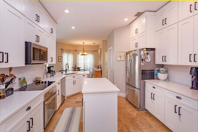 Building Photo - Beautifully Updated 4-Bedroom Pool Home in Winding Hollow