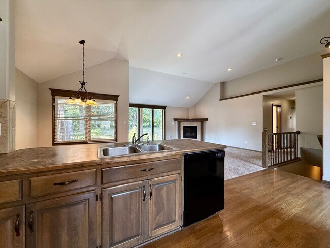 Building Photo - 1303 Cottonwood Ave