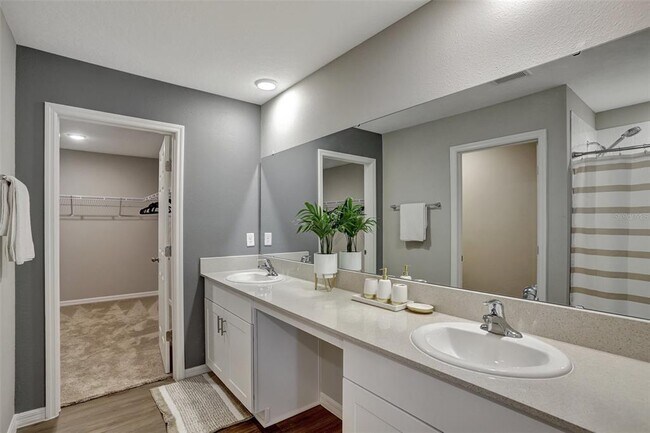 Building Photo - 2405 Oakwood Ln