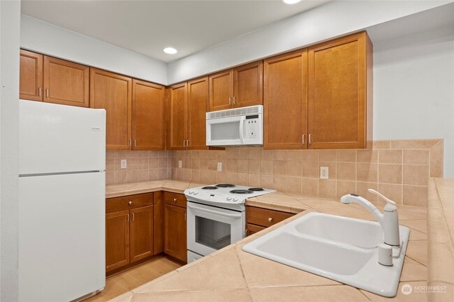 Kitchen - 11004 NE 11th St