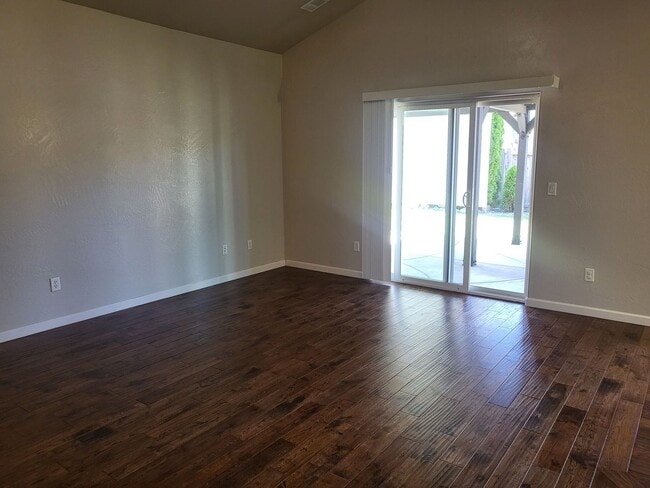 Building Photo - 3 bed 2 bath Home for Rent in Grants Pass