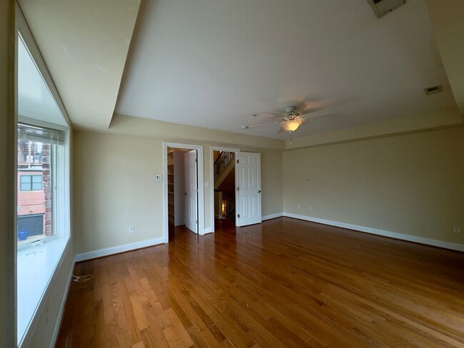 Building Photo - 902 S Linwood Ave