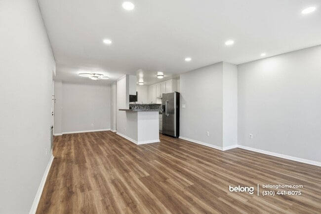 Building Photo - 6542 Ocean Crest Dr