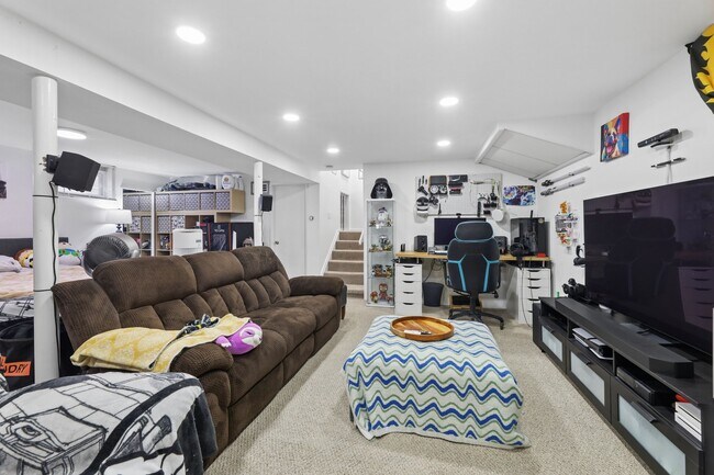 Building Photo - 52 Hillside Ave