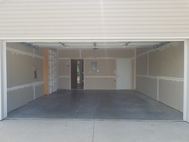 Building Photo - Beautiful spacious main floor living! NW R...