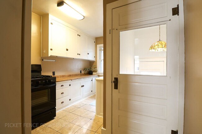 Building Photo - Beautiful Historic Two Bedroom Home