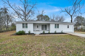 Building Photo - Charming 3-Bedroom 1.5 Bathroom Home in De...