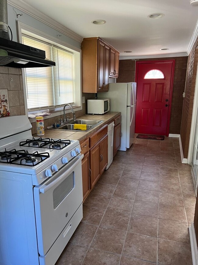 Building Photo - 1 Bedroom Apartment For Rent