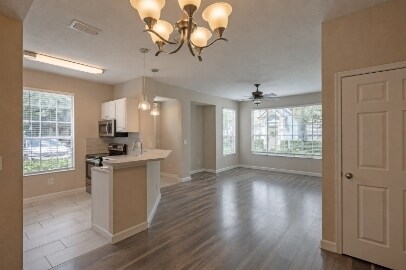 Building Photo - 13700 Richmond Park Dr N
