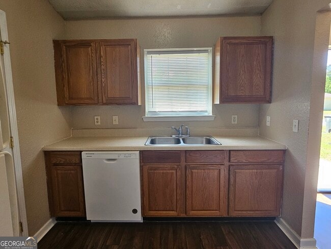 Building Photo - 107 Lively Oaks Dr