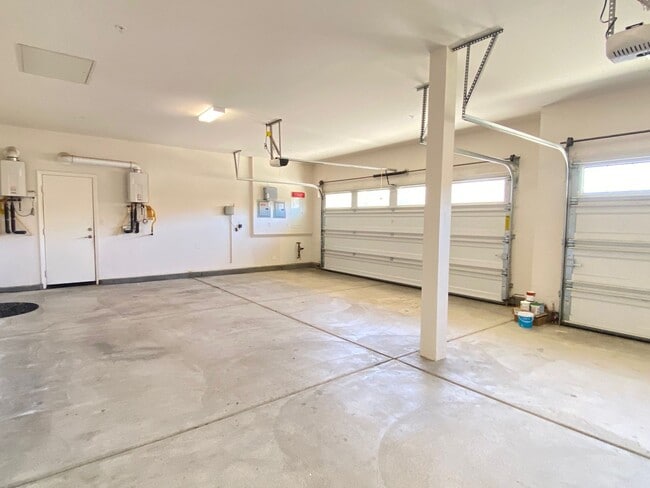 Building Photo - Beautiful 6 bed and 4.5 bath home in West ...