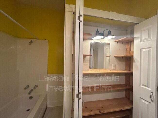 Building Photo - 622 Columbia St