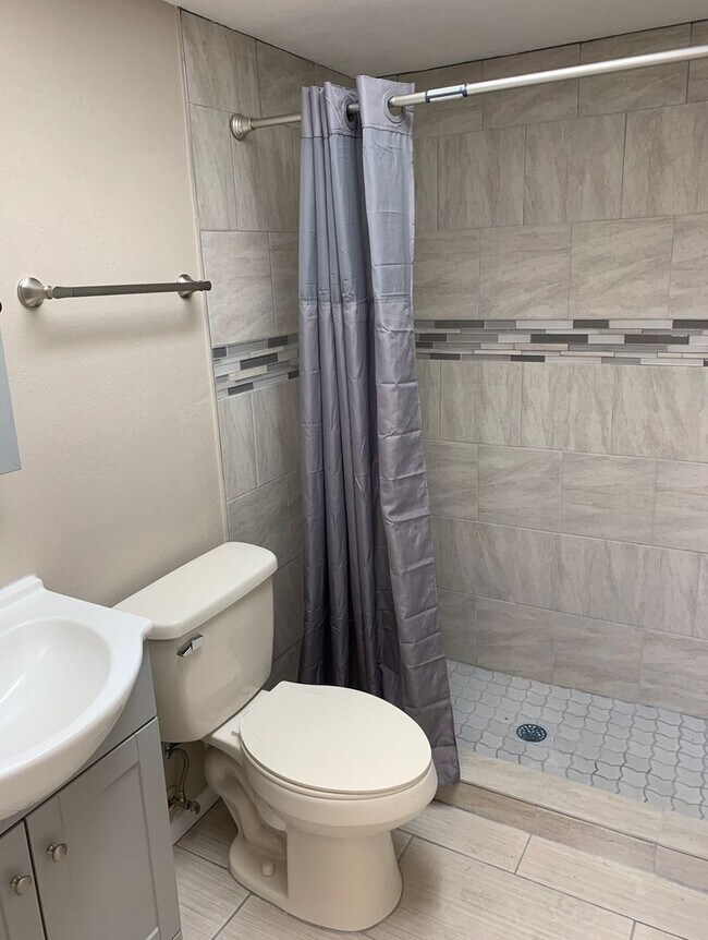Building Photo - Upgraded 1 Bedroom Top Floor Unit in Winte...