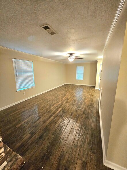 Building Photo - 516 Colynwood Dr