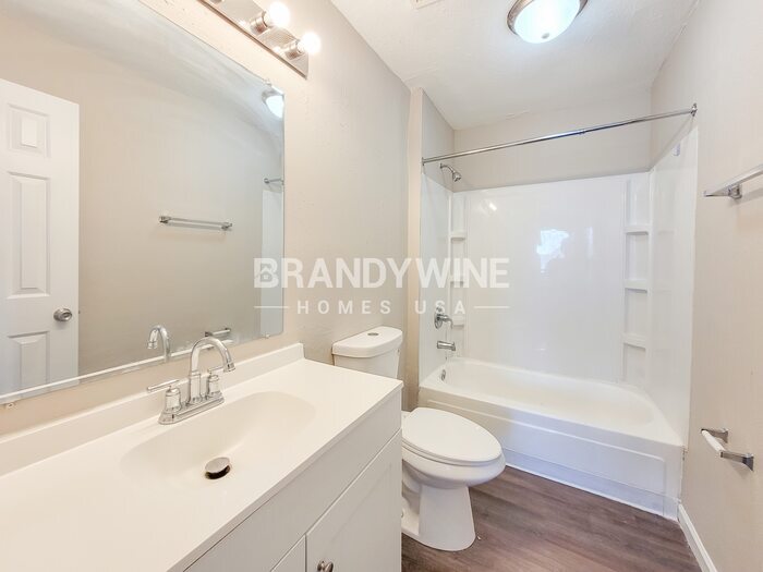 Building Photo - 605 Woods Crossing Ln