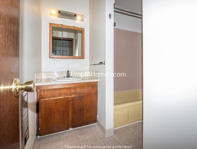 Building Photo - One Bedroom Unit in the Heart of Hawthorne...