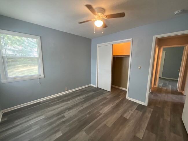 Building Photo - Cute Two Bedroom Duplex in Ozark!!