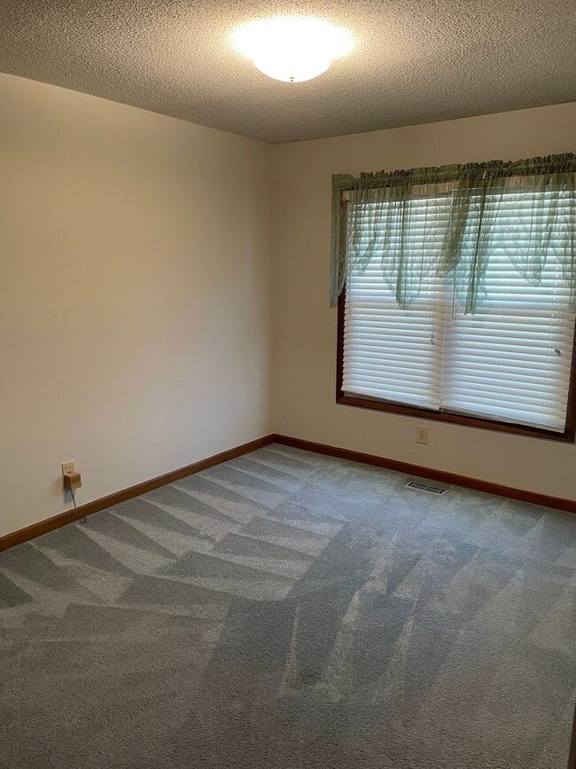 Building Photo - 3 Bedroom / 2 Bath Ranch