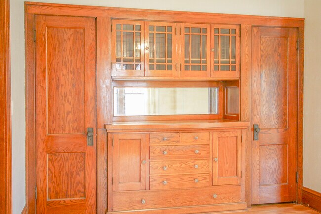 Building Photo - 1605 Charles Ave