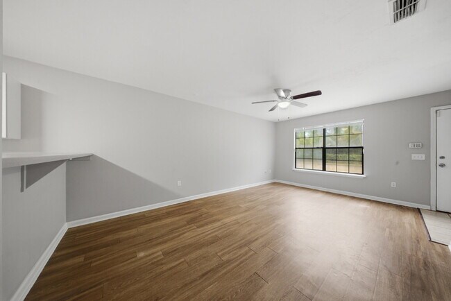 Building Photo - 132 Dixie Dr